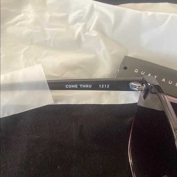 Quay Australia Black “come thru” - Picture 2 of 4